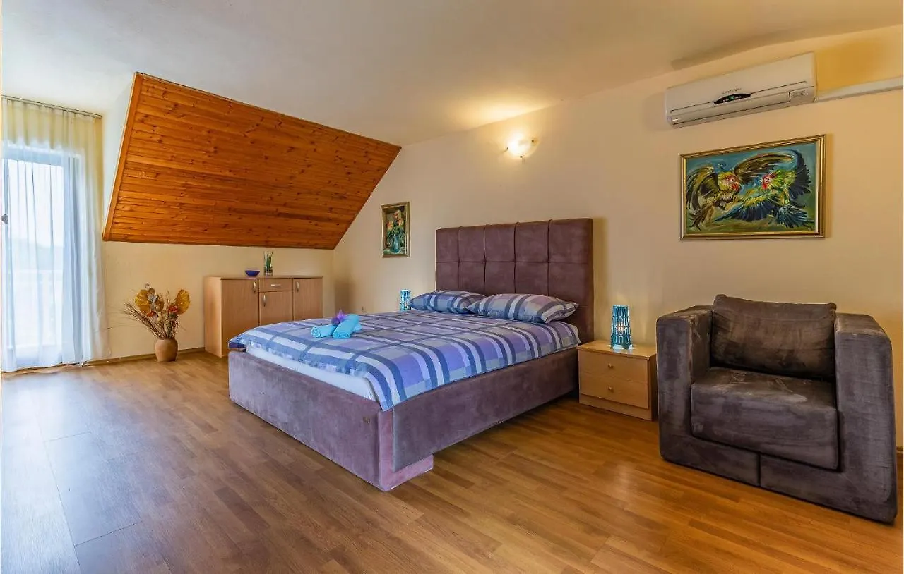 Amazing Home In Liznjan With Kitchen Holiday home