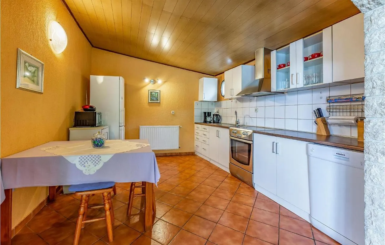 Amazing Home In Liznjan With Kitchen Prázdninový dům
