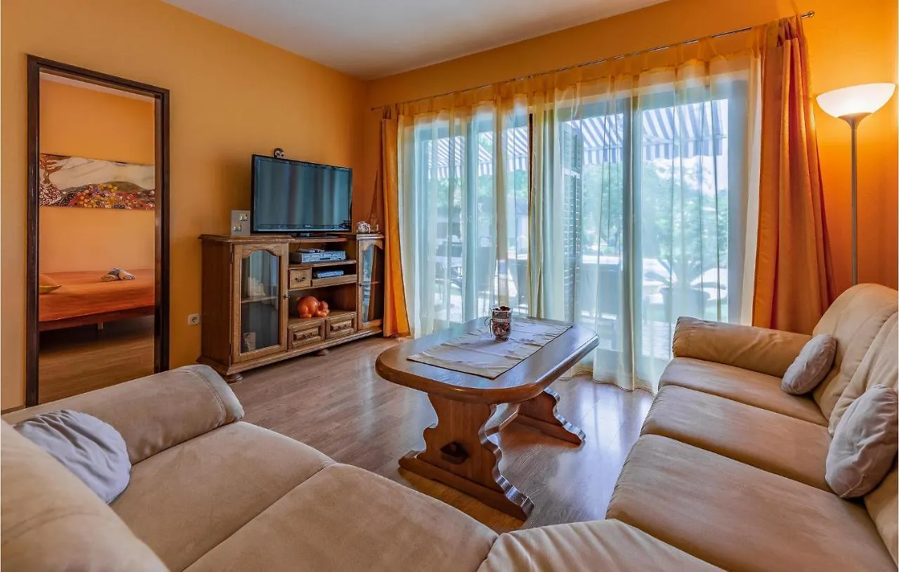Amazing Home In Liznjan With Kitchen