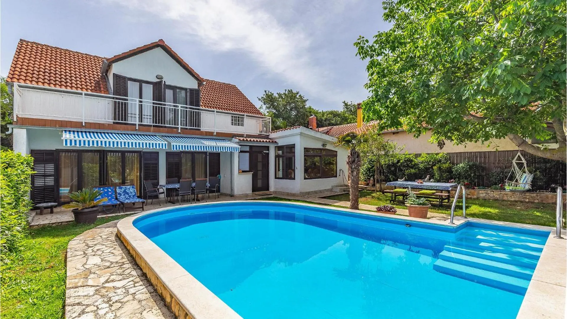 Amazing Home In Liznjan With Kitchen